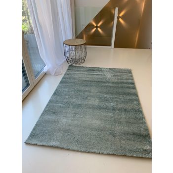 Montana s krátkym vlasom, zelený koberec 120x170