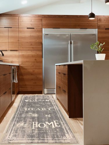 Kuchynský koberec  so sivým a bielym popisom 67x200 cm